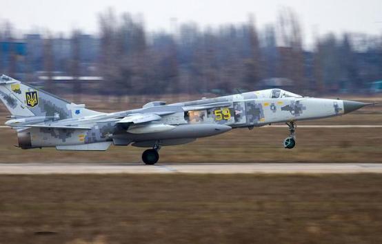 乌克兰空军一架苏-24，在乌西地区坠毁！
 
当地时间6月16日晚，乌克兰空军官