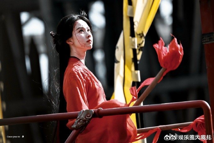 陈都灵战鼓声声有女铮铮 陈都灵的红衣从未让人失望，这次更添英气！战鼓声声中，她的