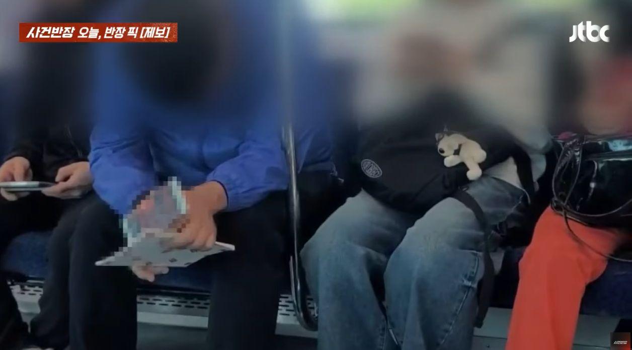 韩国首尔地铁1号线近日出现一名男子，在乘坐地铁时看手机，但手机里播放着不雅片，不