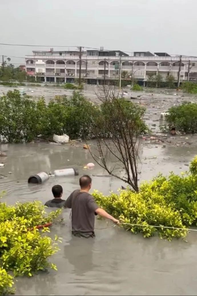 台风桦加沙虽未正面吹袭台湾，但其外围雨却给当地带来了暴雨。周二（23日），受台风