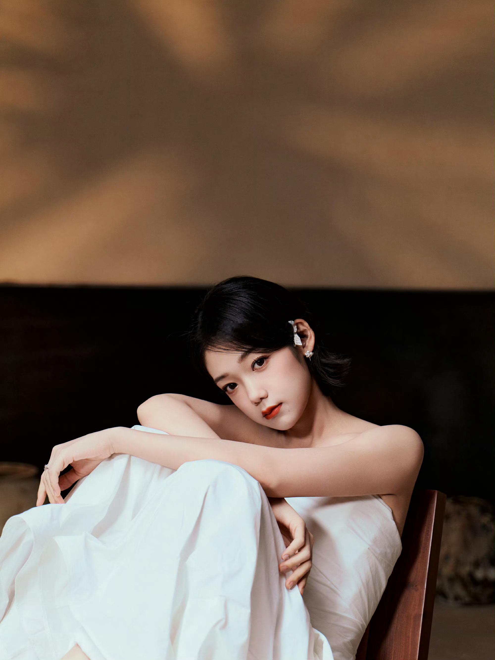 希林娜依高穿礼服跳技能五子棋万万没想到！希林也加入技能五子棋大队了，线下活动白色