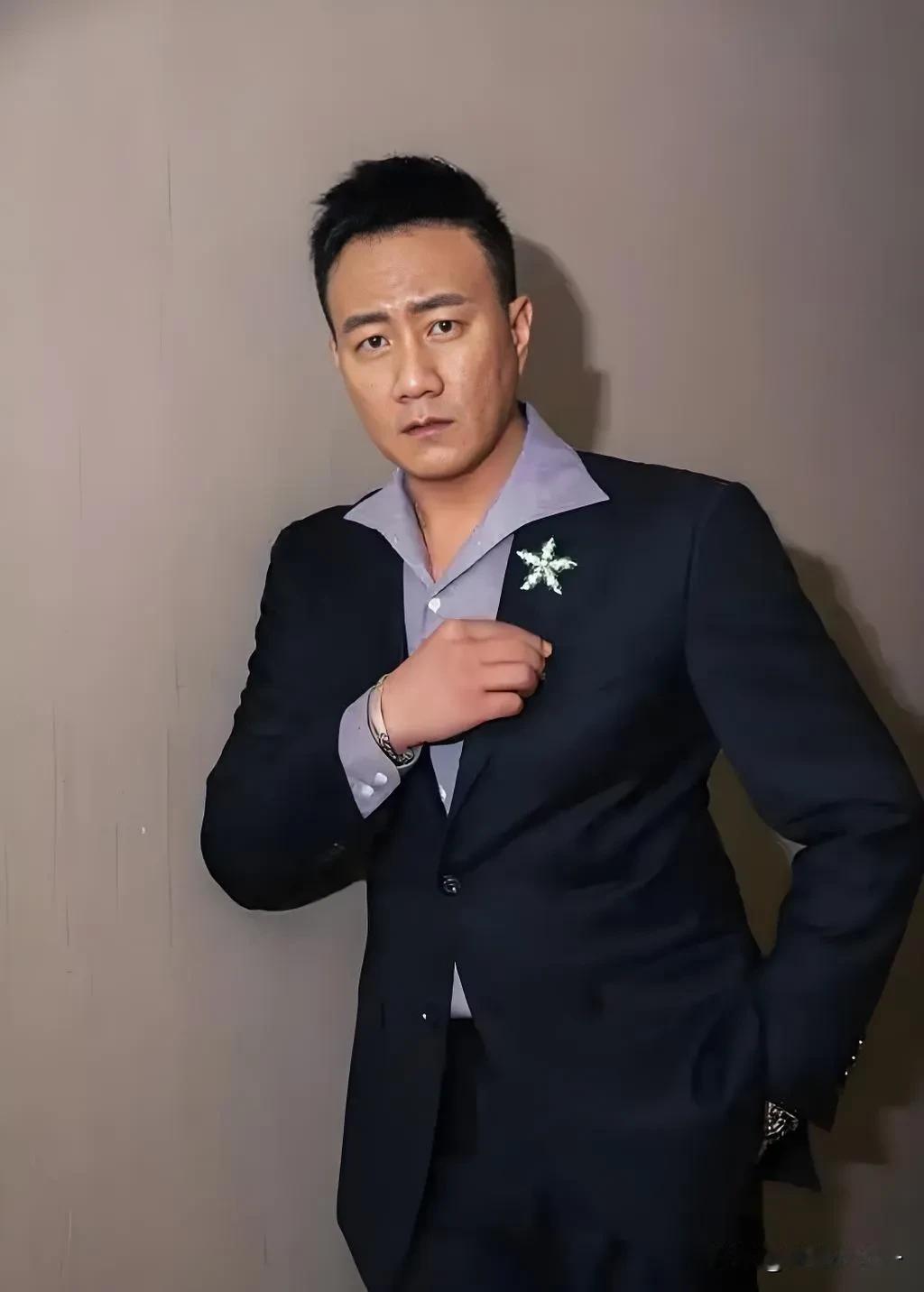 发现了吗？

胡军，演了一辈子铁血硬汉，如今年过半百，竟然也开始服老了。

在我