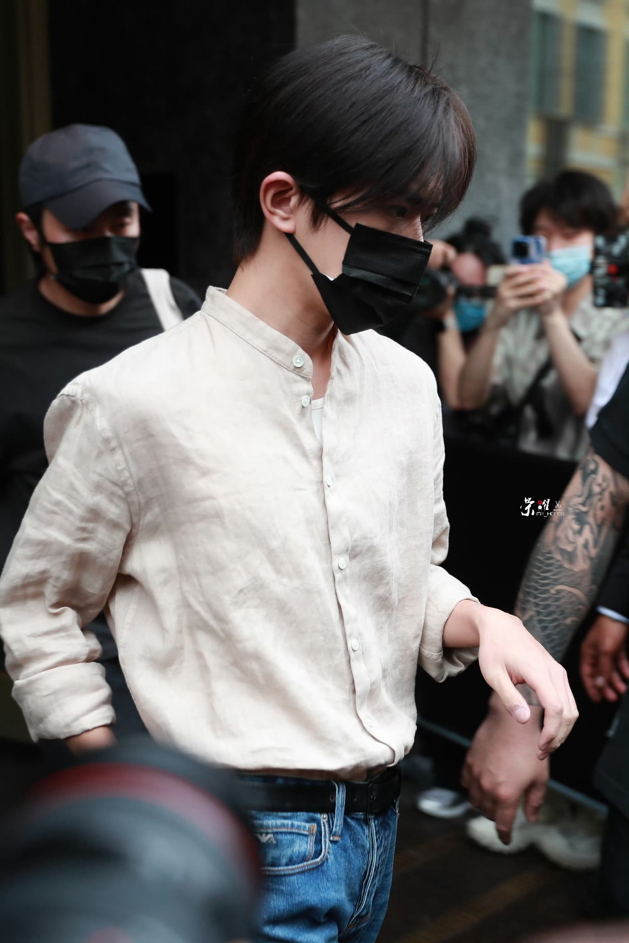 #易烊千玺米兰上班路透##易烊千玺米色衬衫# 米色衬衫清爽帅气 ​​​