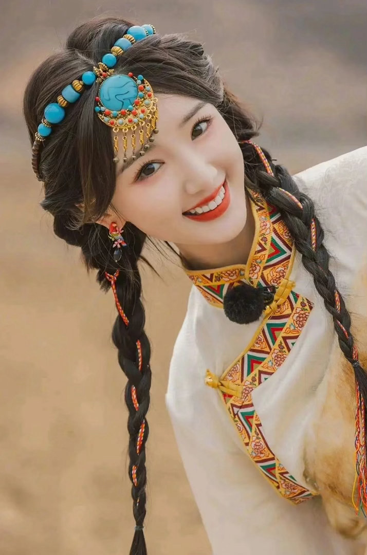 毛晓彤精英白领妆造 这副眼镜确实加分。西装加微卷长发，整个人看着又干练又温柔。7