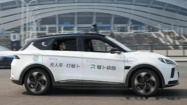 根据学术界和产业界的共识，我国无人驾驶车辆的大规模普及可能还需要10至15年，这