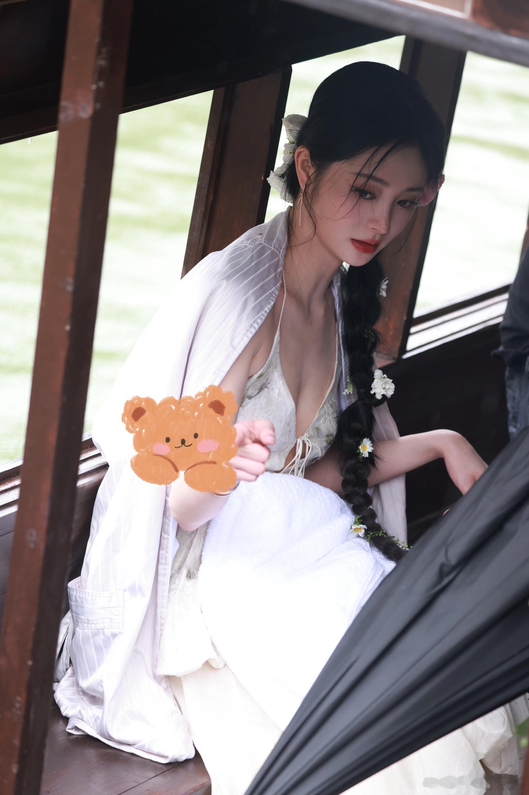 周洁琼江南美人具像化了青瓦流水映衬纤细身姿，淡妆勾勒柔和轮廓，立于船头随风轻扬裙