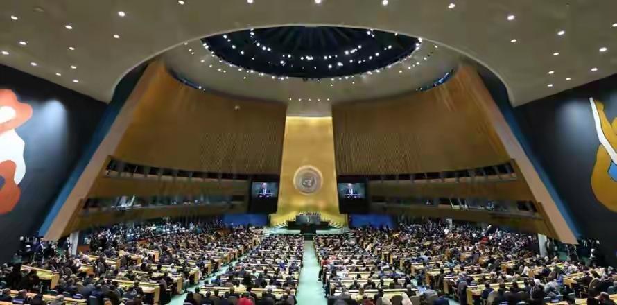 美国拖欠联合国预算高达46亿美元，还接连退出几十个联合国相关组织，干脆把联合国搬