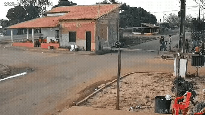 看到网上一段摩托车撞小汽车的视频，觉得骑摩托车的人适合中午骑行，这种骑车害人害己