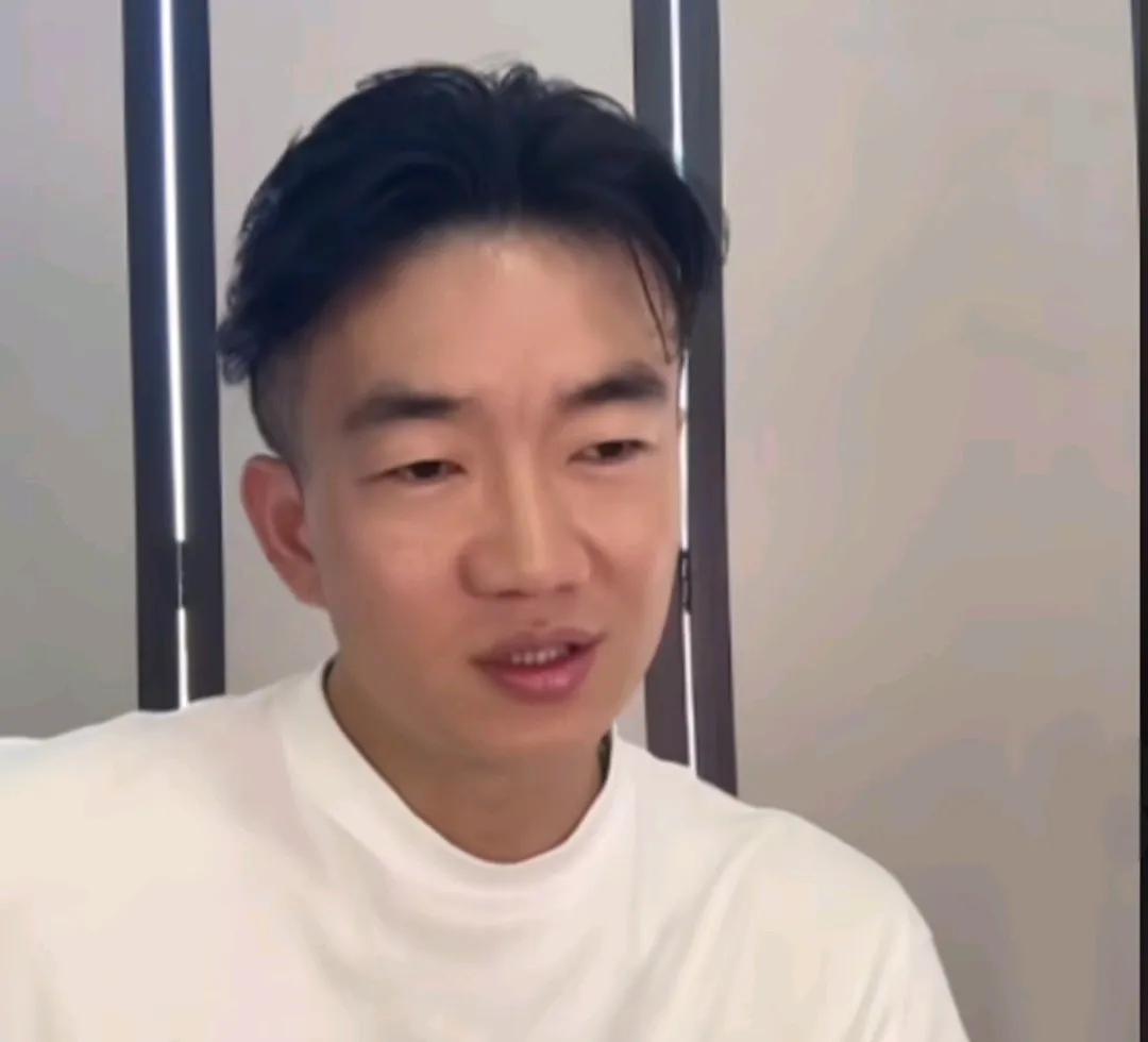 前山东泰山球员戴琳爆料，当年华夏幸福俱乐部曾经想让他踢一场人情世故球。
戴琳在直