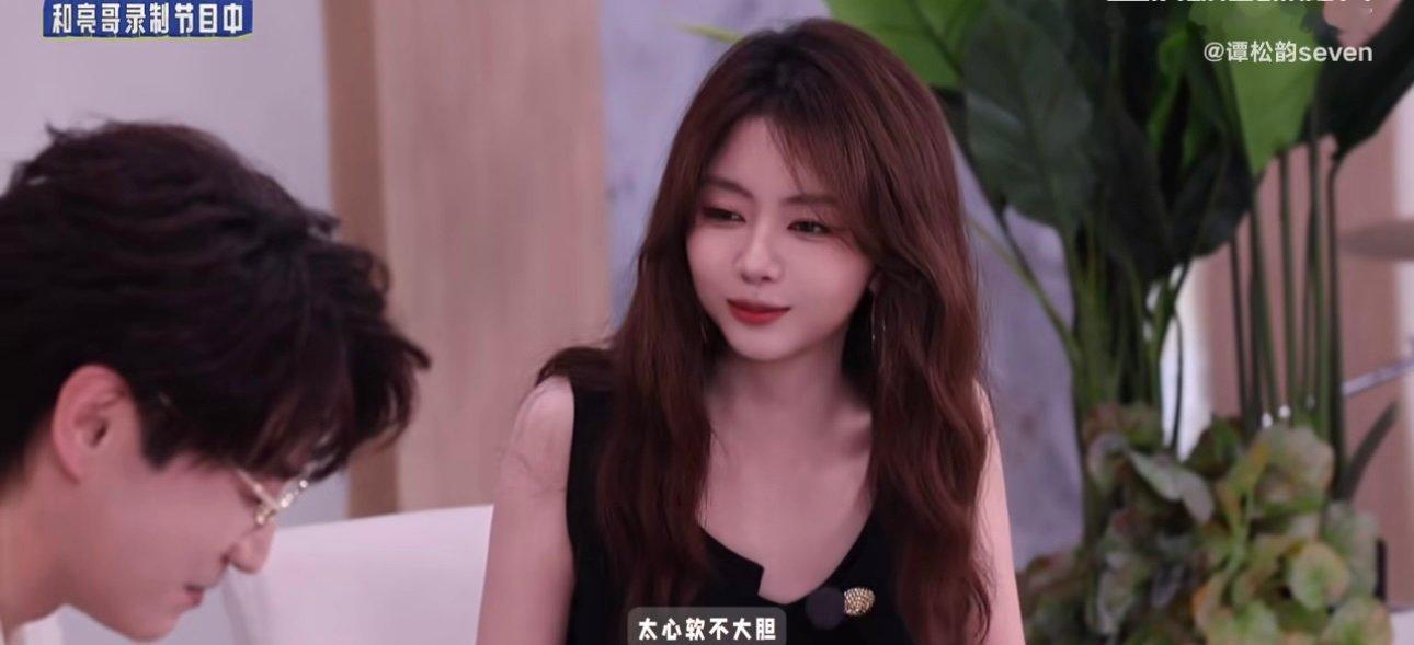 谭松韵感谢王铮亮谭松韵第二期vlog谭松韵感谢王铮亮，亮哥真的好暖心 