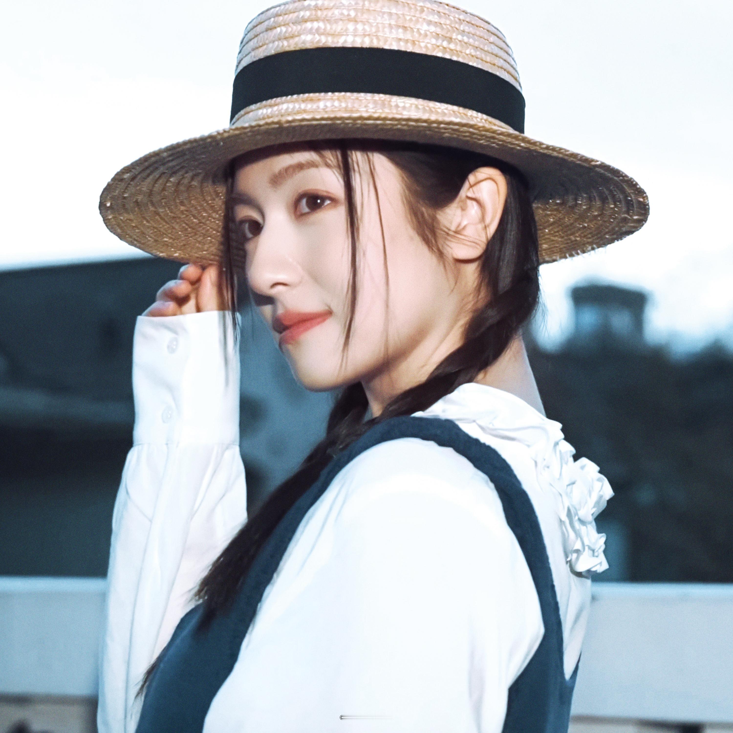 ⸝⸝                       草帽少女👒🌌李兰迪 