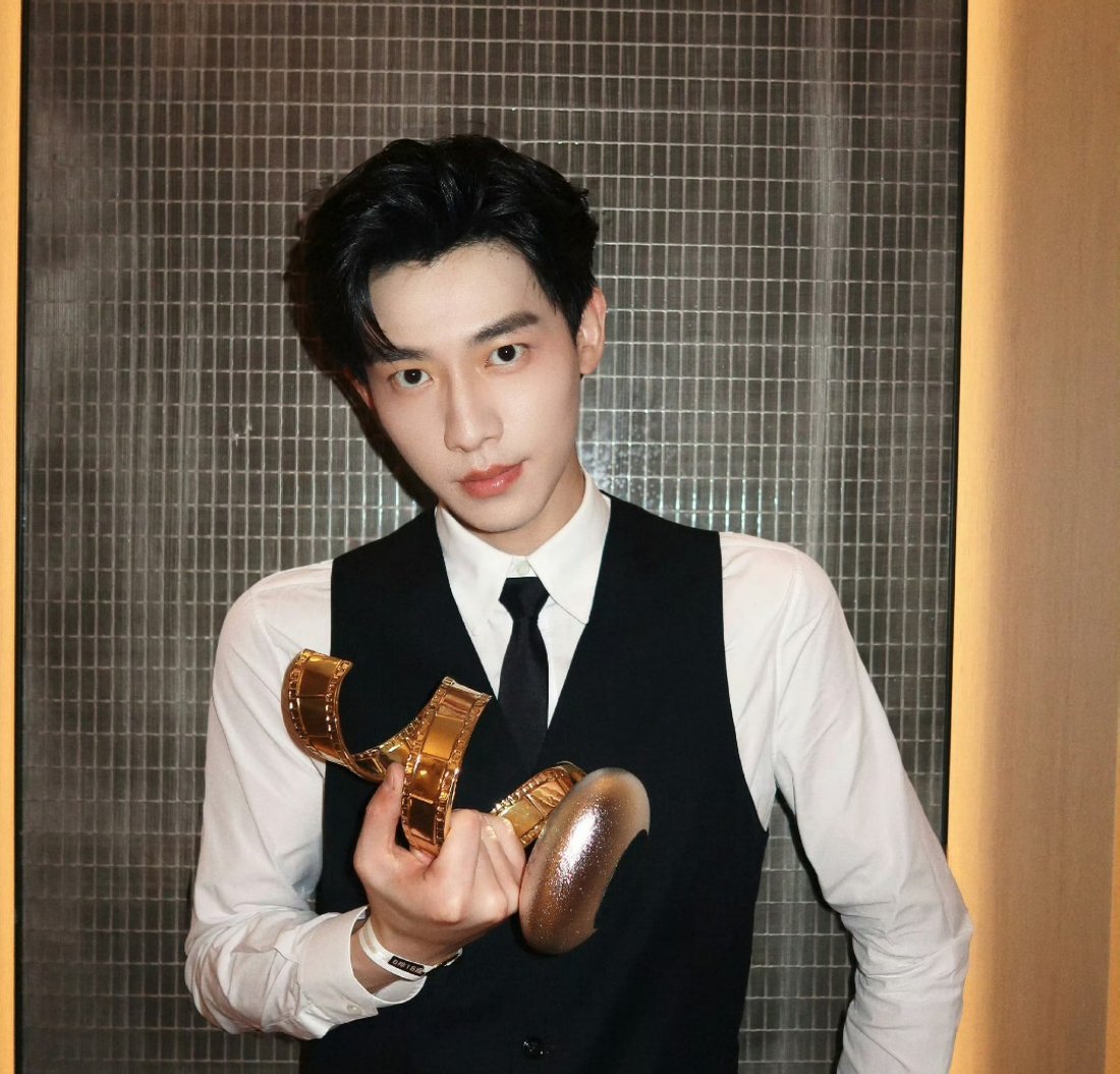 辛云来瘦了好多呀！被哥帅的分不清东南西北了