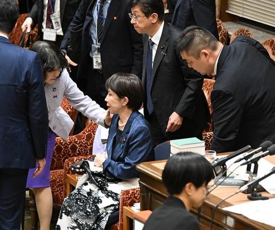 高市早苗快要辞去日本首相职务了！

2026年3月12日，日本国会的镜头里，首相