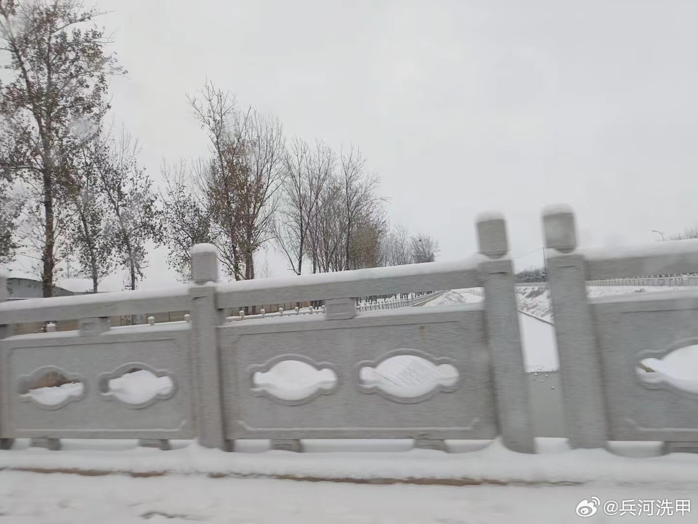 #听说下雪天和这些更配哦# 津城冬雪虽迟，但它今天来了。心心念的美食它不就可以安