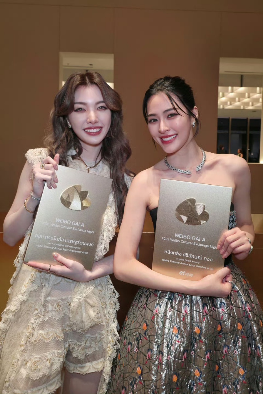 恭喜获奖，泰剧半壁江山都来咯[爱慕]想去泰兰德cos奖杯 ​​​