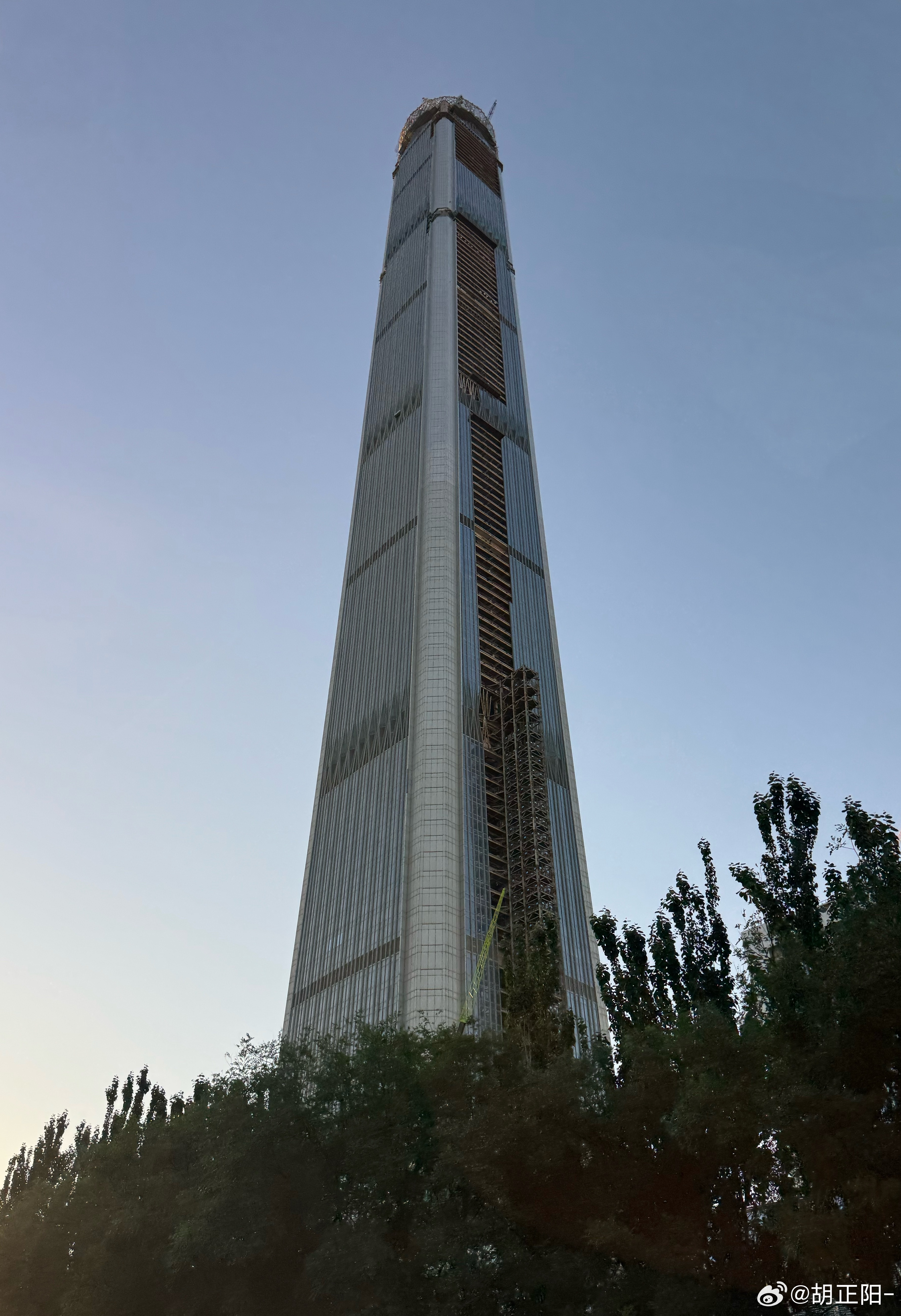117大厦的外墙施工进度很快明年酒店开业得住进去感受下祝大家一柱擎天胡说不胡说 