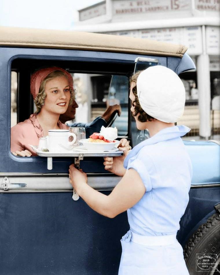 这张老照片记录了 1932 年美国洛杉矶的街头日常，镜头聚焦于当时的外卖食物。在