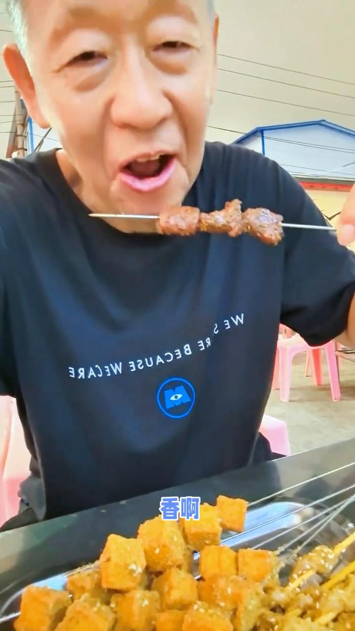 塔西烧烤城，下大雨吃烧烤滋润。
塔西烧烤城雨夜美食体验。感受一下下大雨吃烧烤的氛