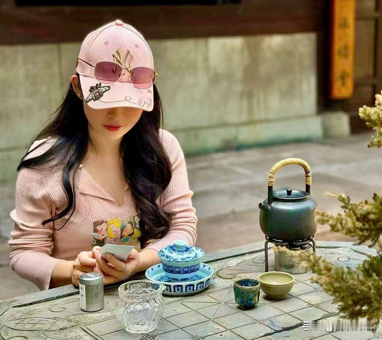 窗明几净，一尘不染。
老板娘巧手沏茶，茶香袅袅，技艺精湛，令人赞叹。