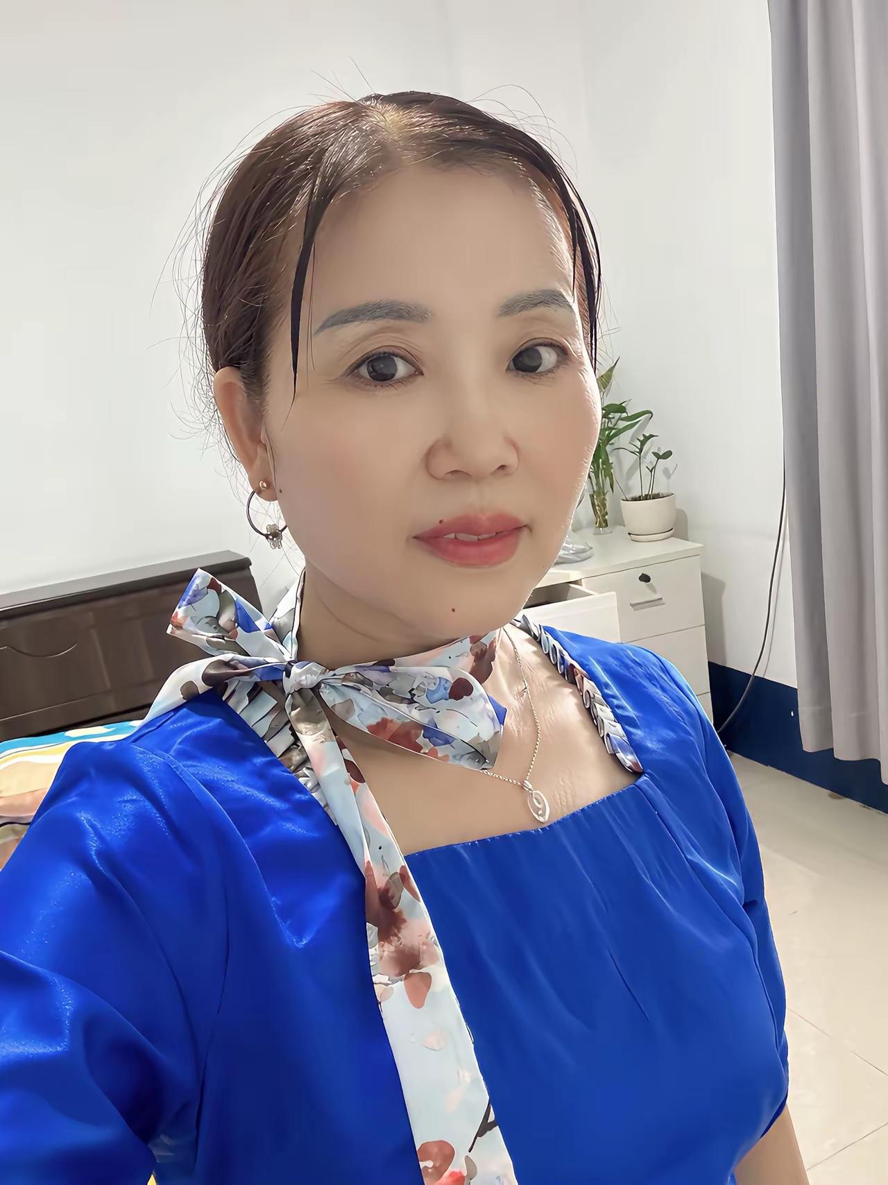 我丈母娘五十五岁了，打扮得那叫一个漂亮，气质更是没得说。
我丈母娘她懂得穿搭的秘