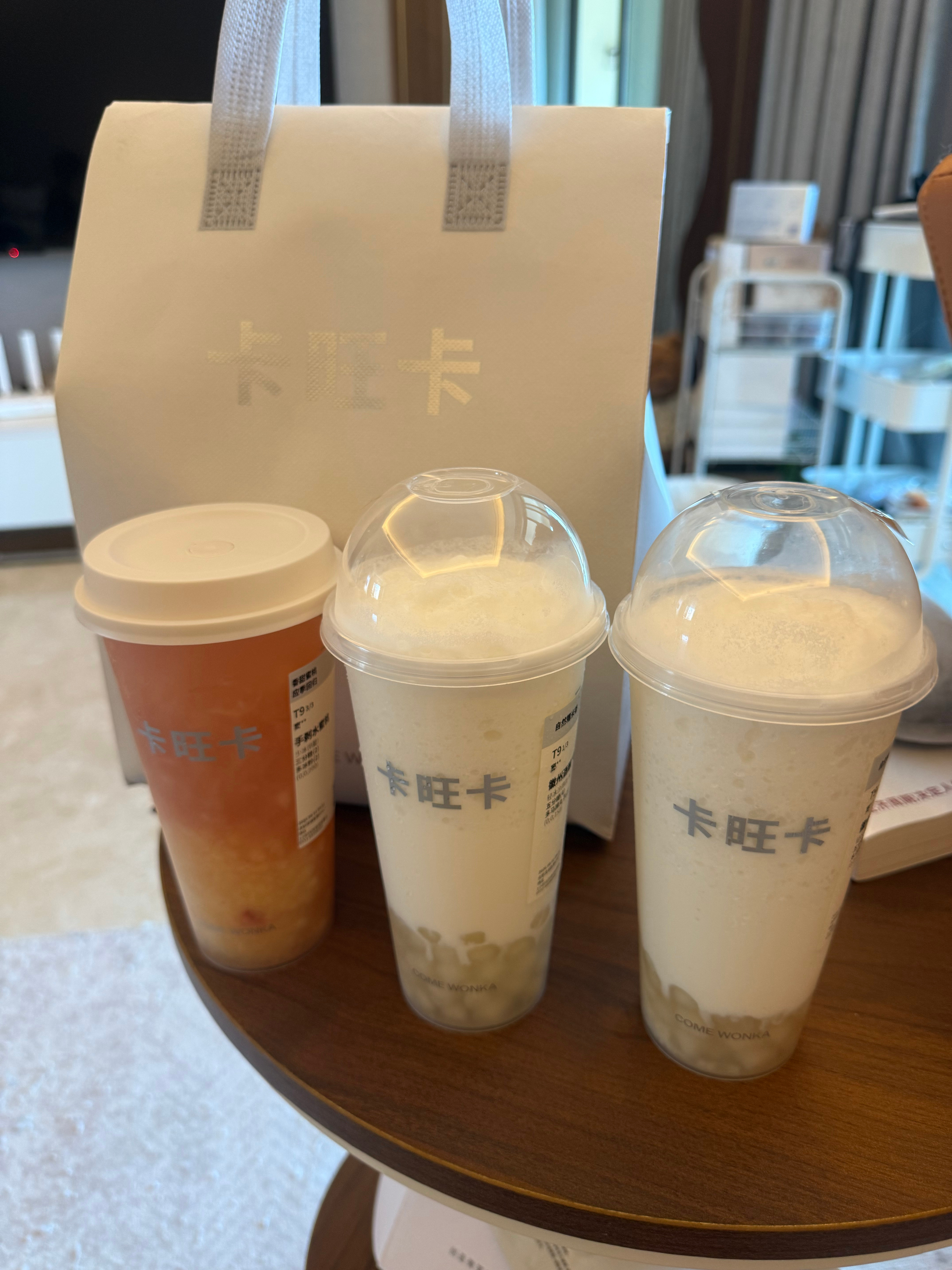 P1-2:一天到底能点多少杯奶茶(我只喝了两杯P3:小孩逗小猫P4:吃到了老家的