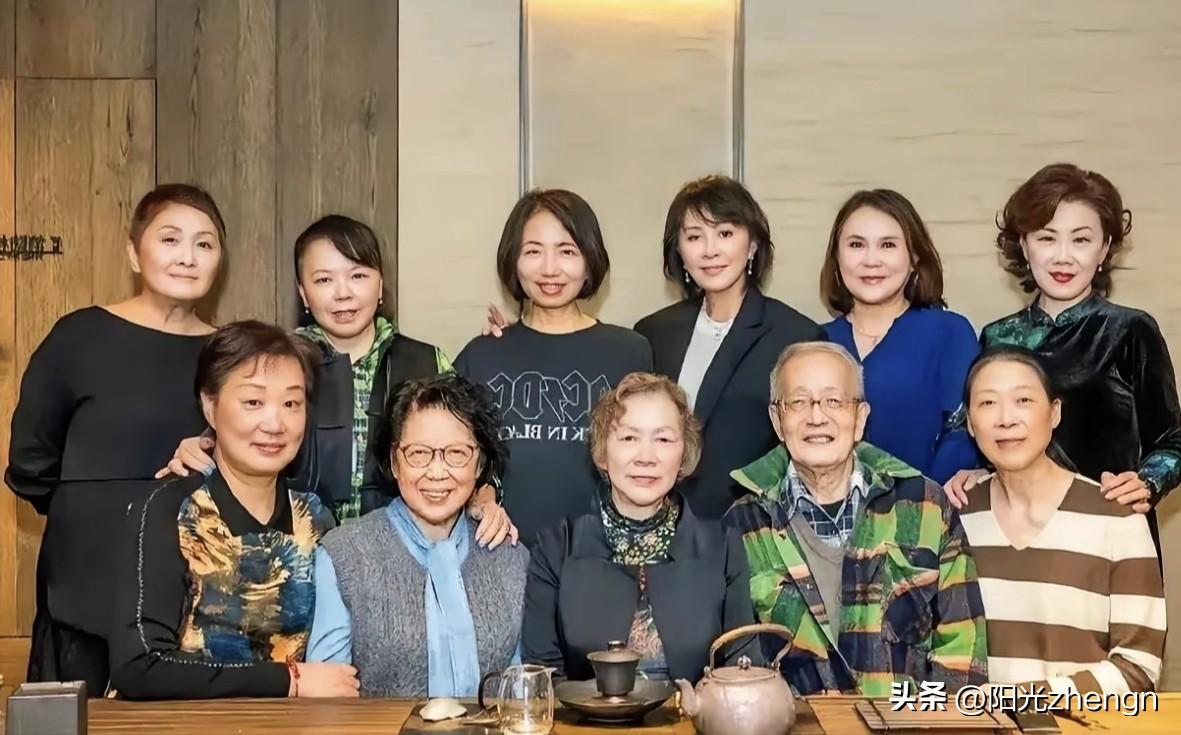 刘嘉玲回苏州平江中学旁的一家老茶馆和同学们一起聚会，站在后排中间的位置，一眼看过