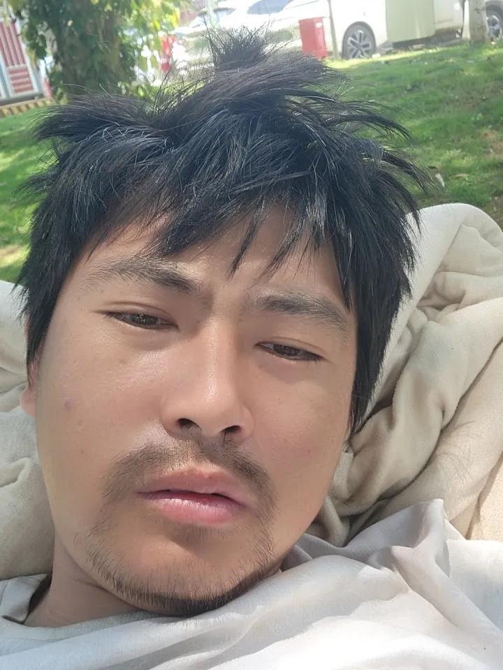很多人说我病了，才想到回家。家里边父亲你不照顾。养儿真的能够防老吗？这句话把我也