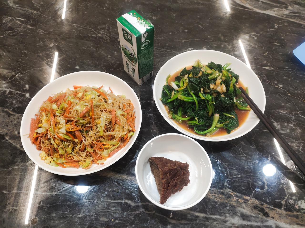 一个人的晚餐，亲自下厨，家常便饭，炒米粉、蒜蓉菠菜、香嫩牛肉，搭配牛奶，简简单单