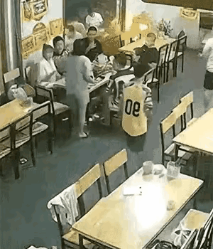 “冲动是魔鬼啊！”安徽，几个人正吃着火锅，没成想，一女子和同桌的一男子发起了口角