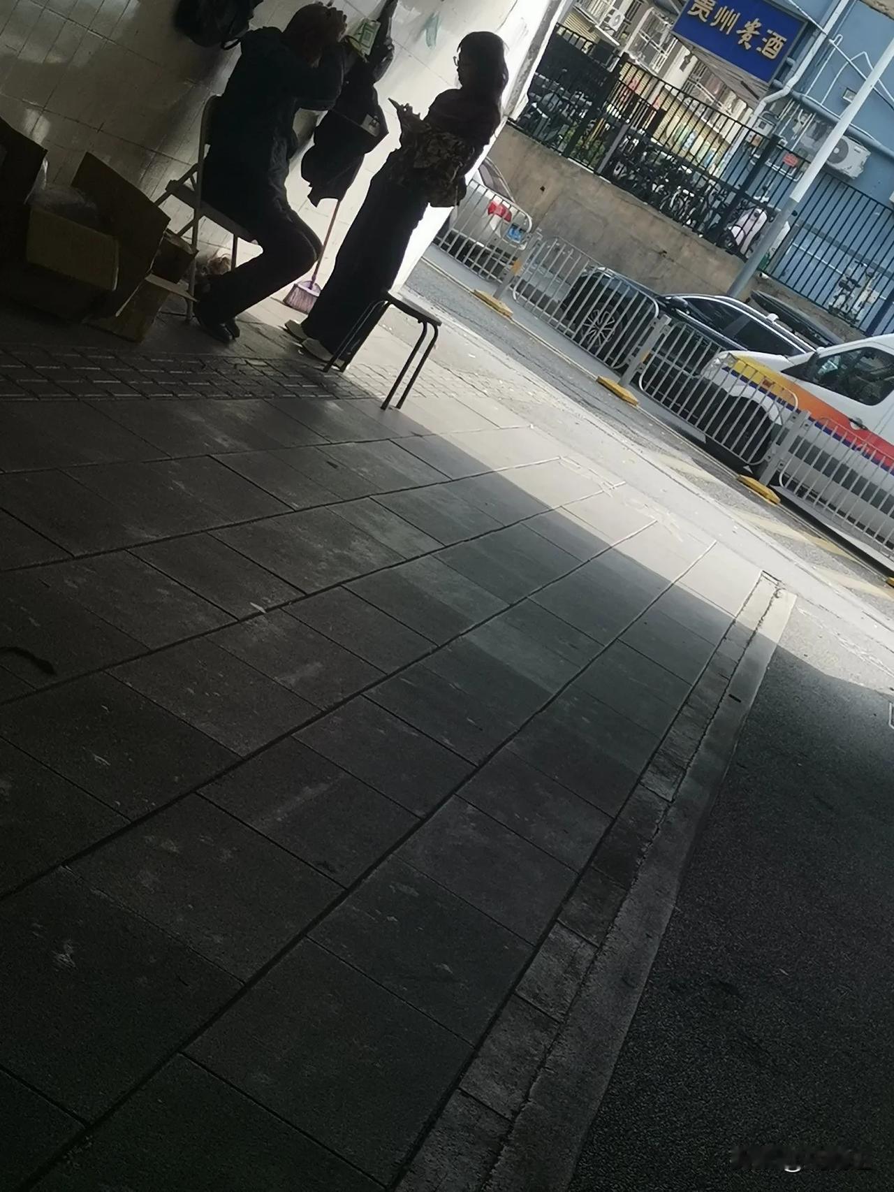 现在经济不景气，深圳时尚女郎居然在路边做头发，之前从来没见过！
深圳某人行天桥底