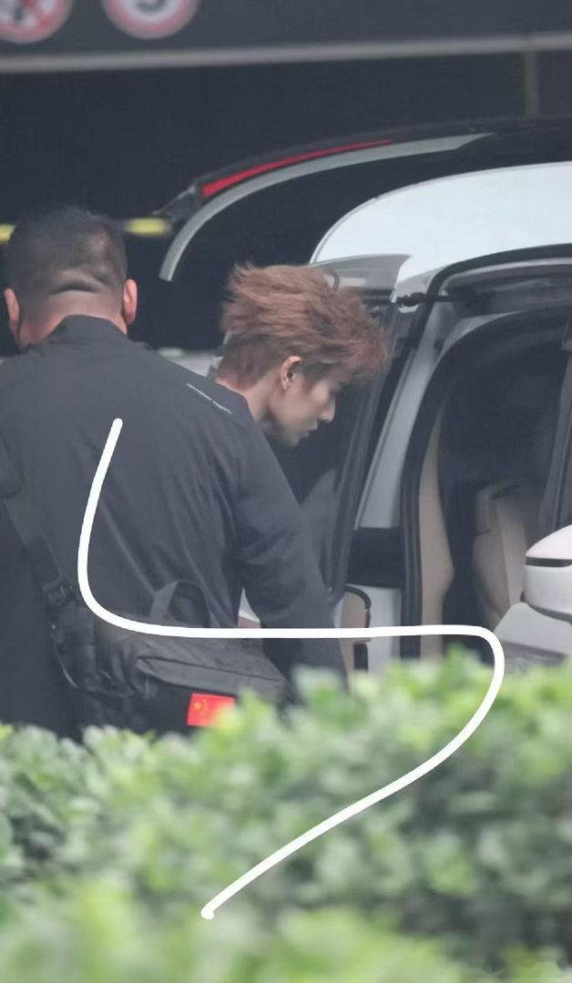 关晓彤李昀锐团综上班关晓彤李昀锐录制耀眼团综路透是新鲜的晴也邢武是不是很不错？ 