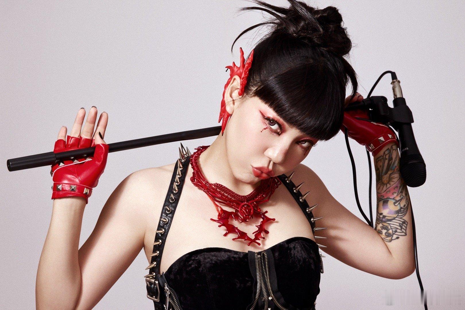 吴莫愁黑红魔女妆 谁还没被的黑红魔女妆帅到！红棕烟熏眼+哑光黑唇，神秘又张扬，她