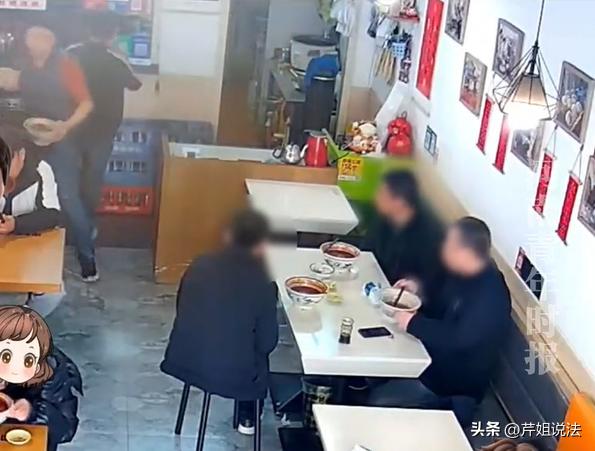 “啥不要脸的人都有。”陕西，一家面馆里走进来3个男人在吃面，席间一直盯着忙来忙去