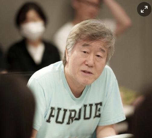 安畔锡导演去世春夜导演去世  导演安畔锡因脑出血去世，享年65岁。据悉，他曾执导