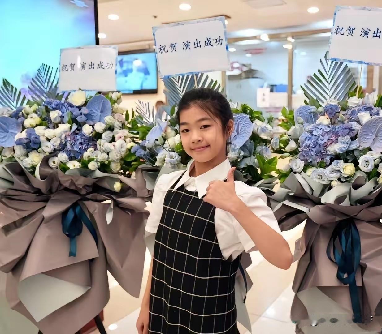 醒醒真是越来越漂亮了！小时候肉嘟嘟的可爱模样，现在出落得越来越清秀大方了。她穿着