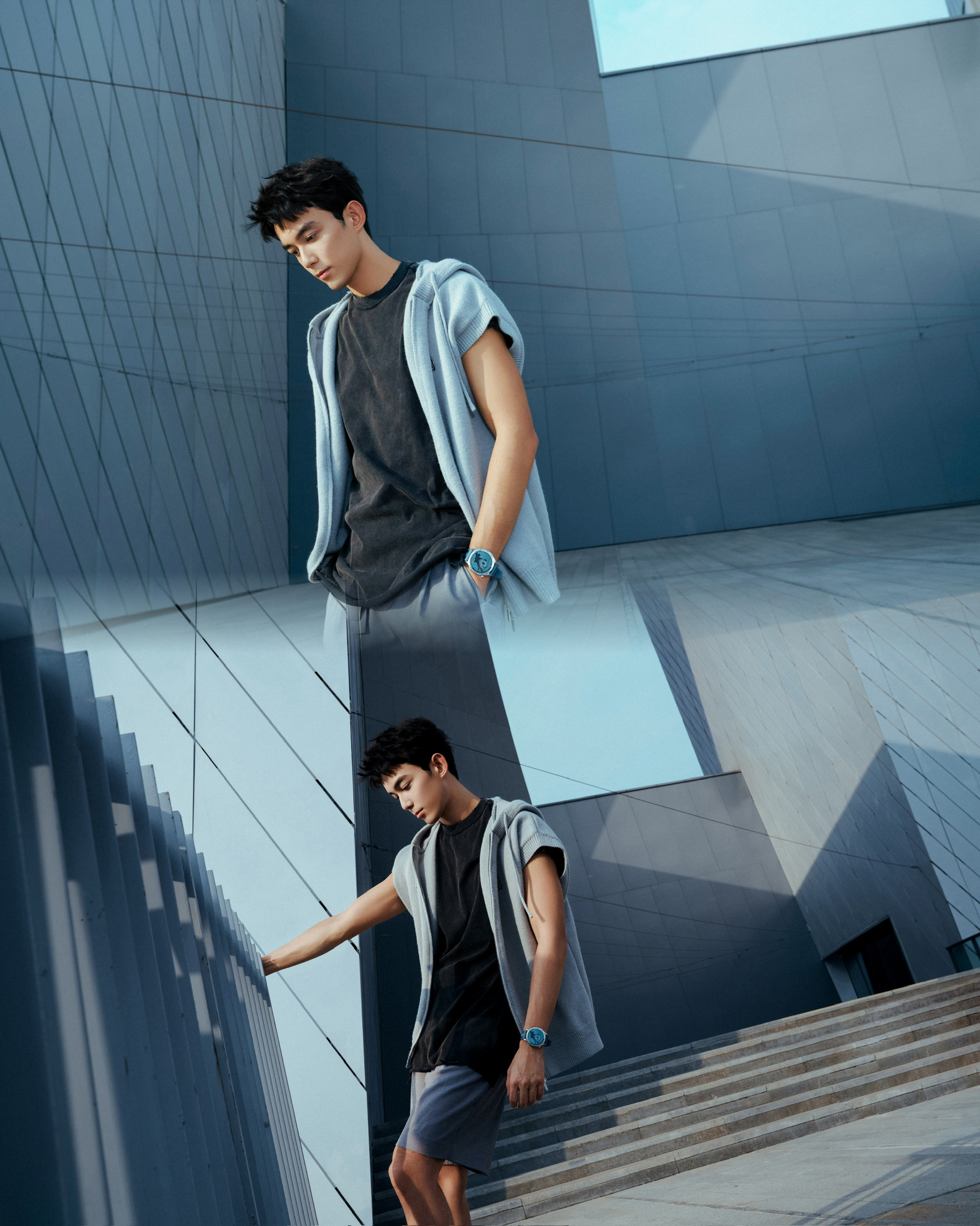 #吴磊机械感boy#好家伙！吴磊身着短袖卫衣和机械手十指相扣，给我看的One愣O