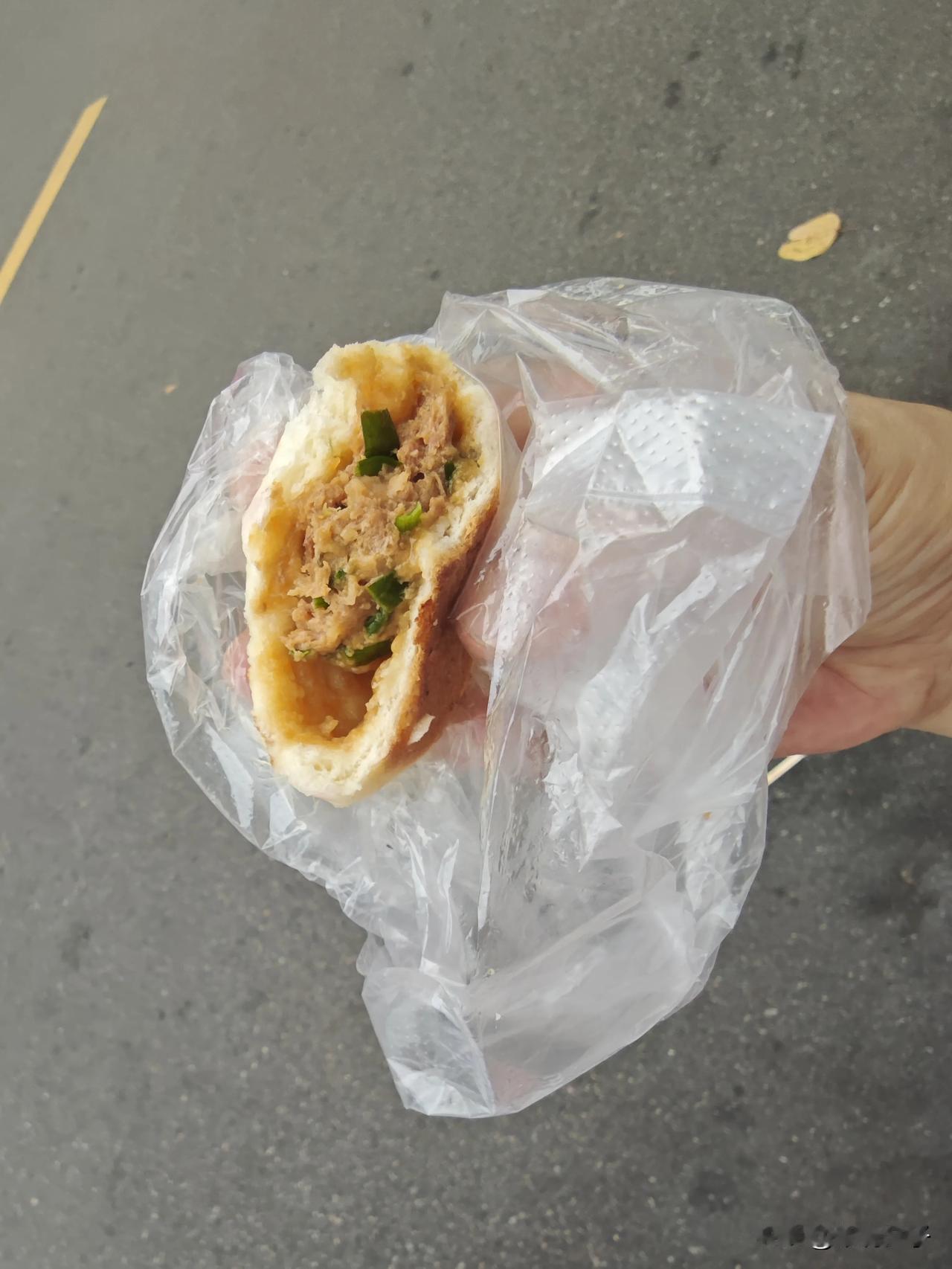 福州上藤地铁B出口，有多家小吃店，这家依华光饼店是从朝阳路搬过来的，主营煎包、福