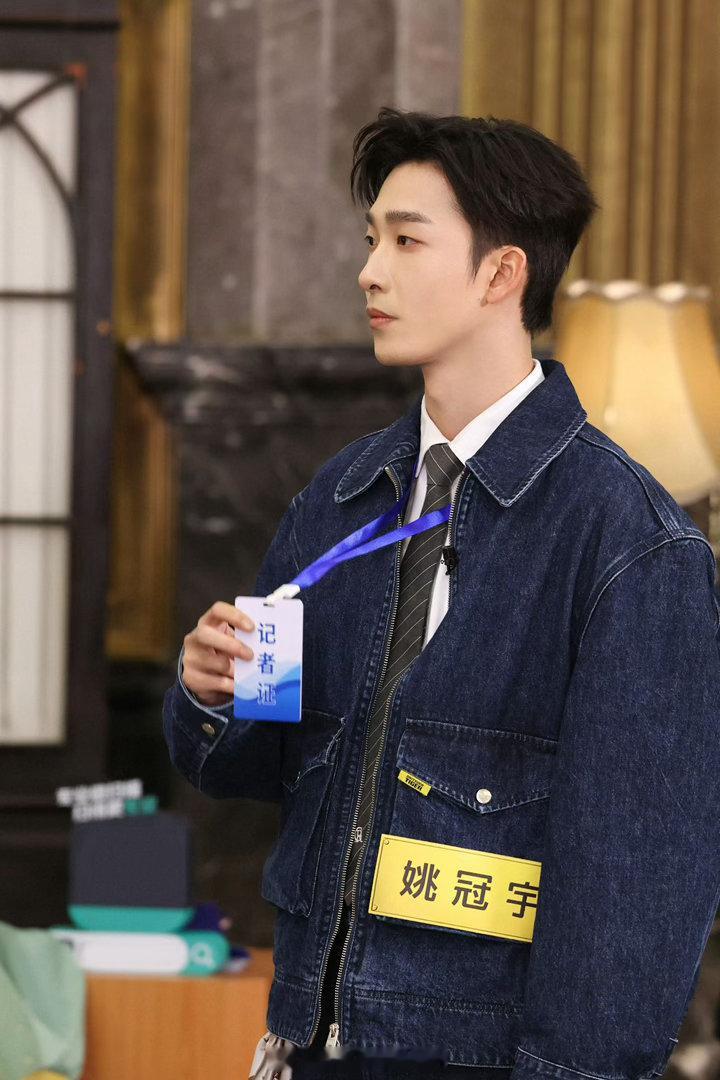 姚冠宇黑帮少爷不像演的 内娱终于有了不油腻的黑帮少爷代言人。他演这种角色不是靠造