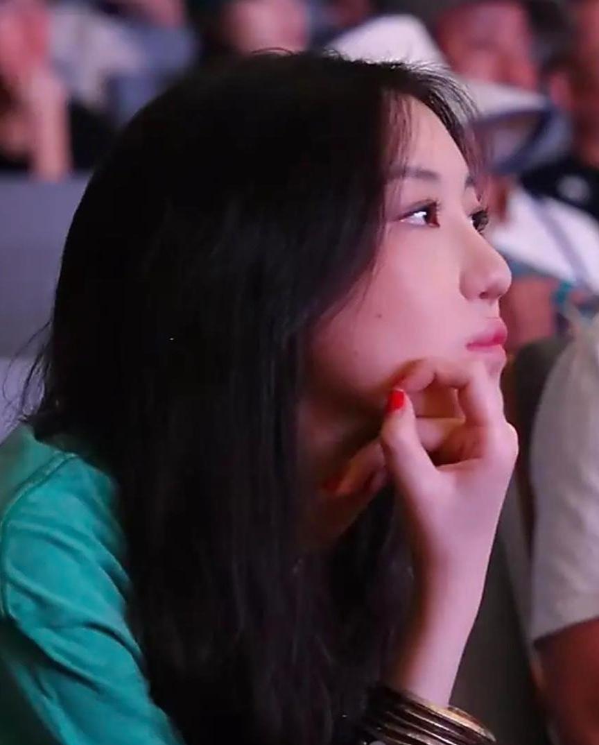 李亚鹏晒出李嫣的活动照，照片中的她身材高挑，大眼睛配高鼻梁，皮肤白皙，模样愈发漂