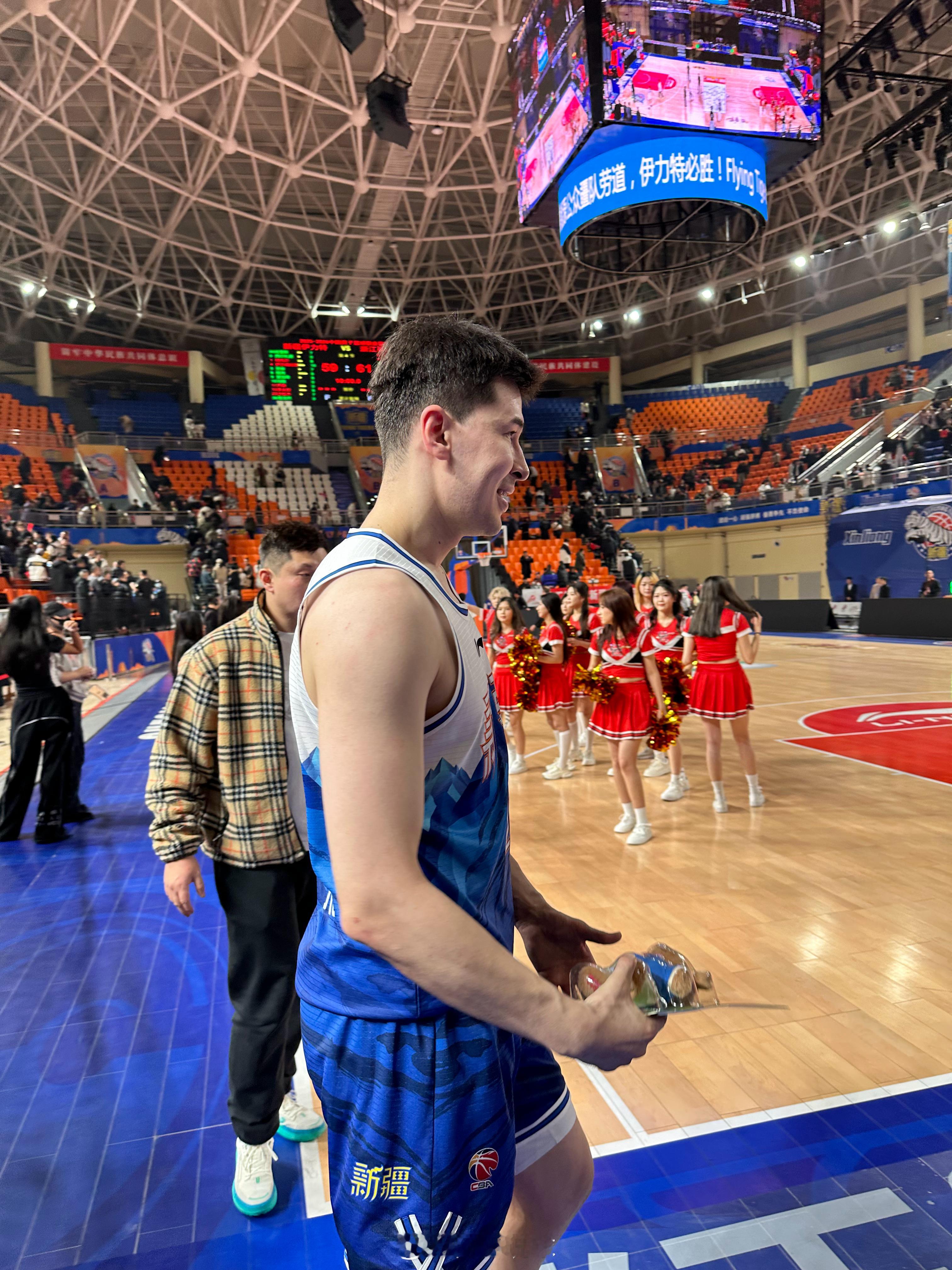 常规赛第一阶段收官战，比赛结束后，阿不都沙拉木收到了球迷送的礼物。新疆男篮vs浙