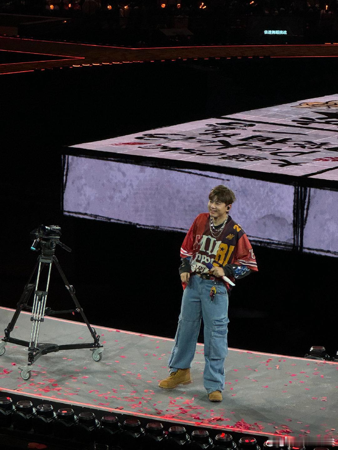 张杰演唱会夯爆了 张杰未LIVE巡回演唱会 奔赴张杰的成都之约，张灯杰彩的视听盛