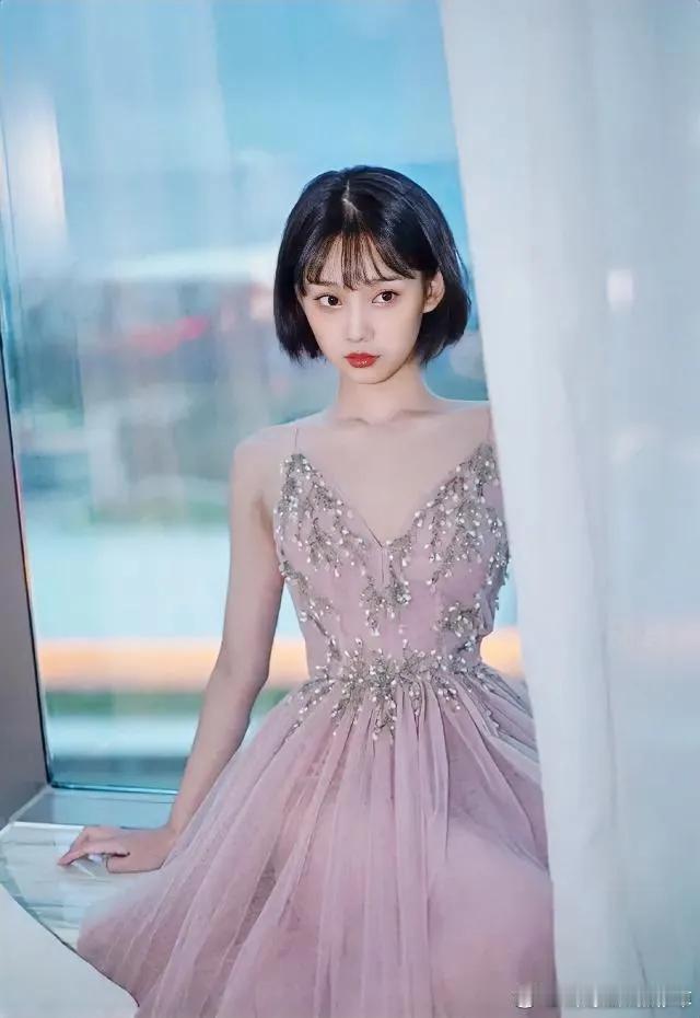 颁奖典礼的鲁照华。
#鲁照华好美#