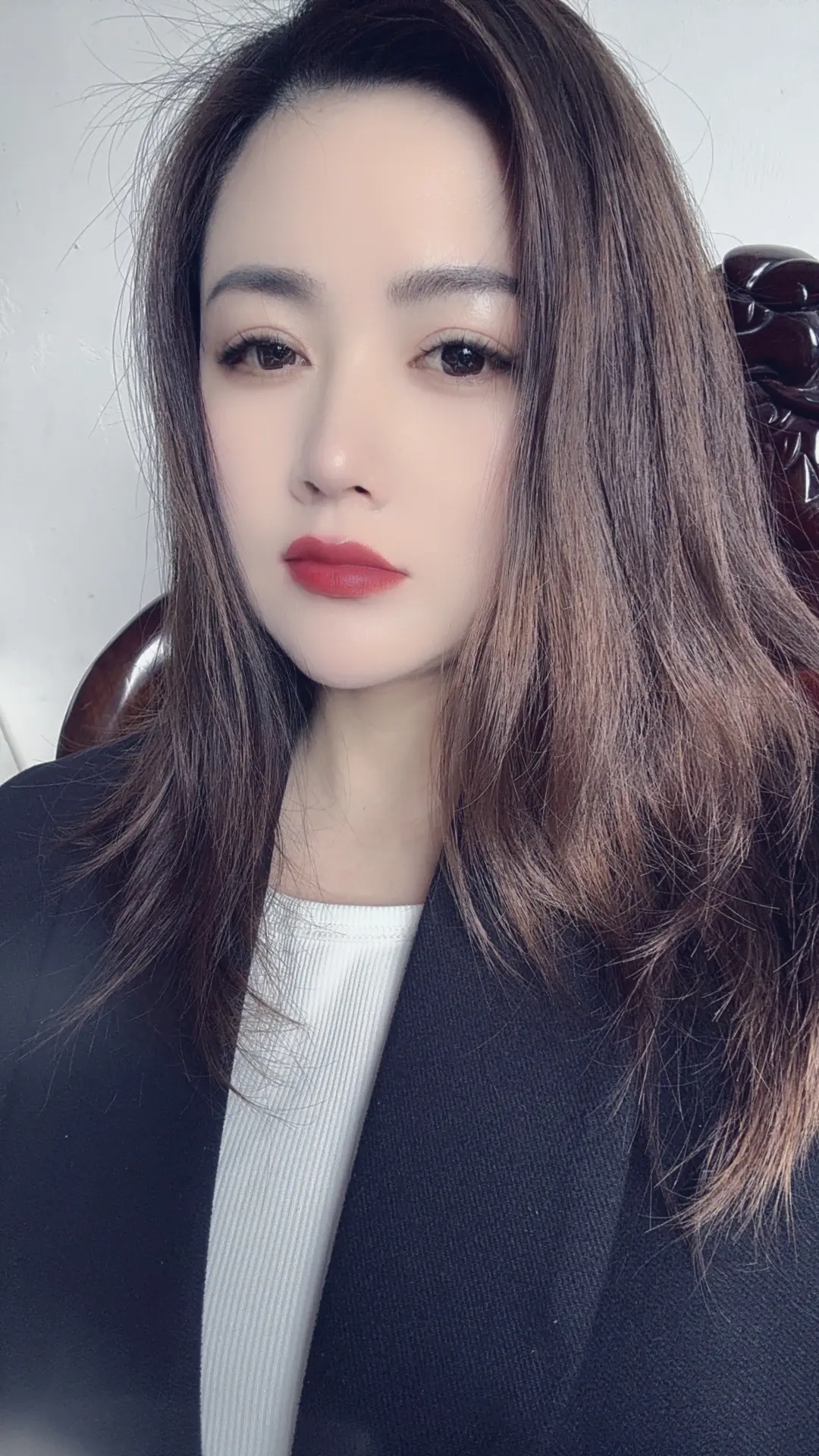 我妈说：今年回家过年吧！我笑了笑说：我忙，不放假……不想说话只想沉默