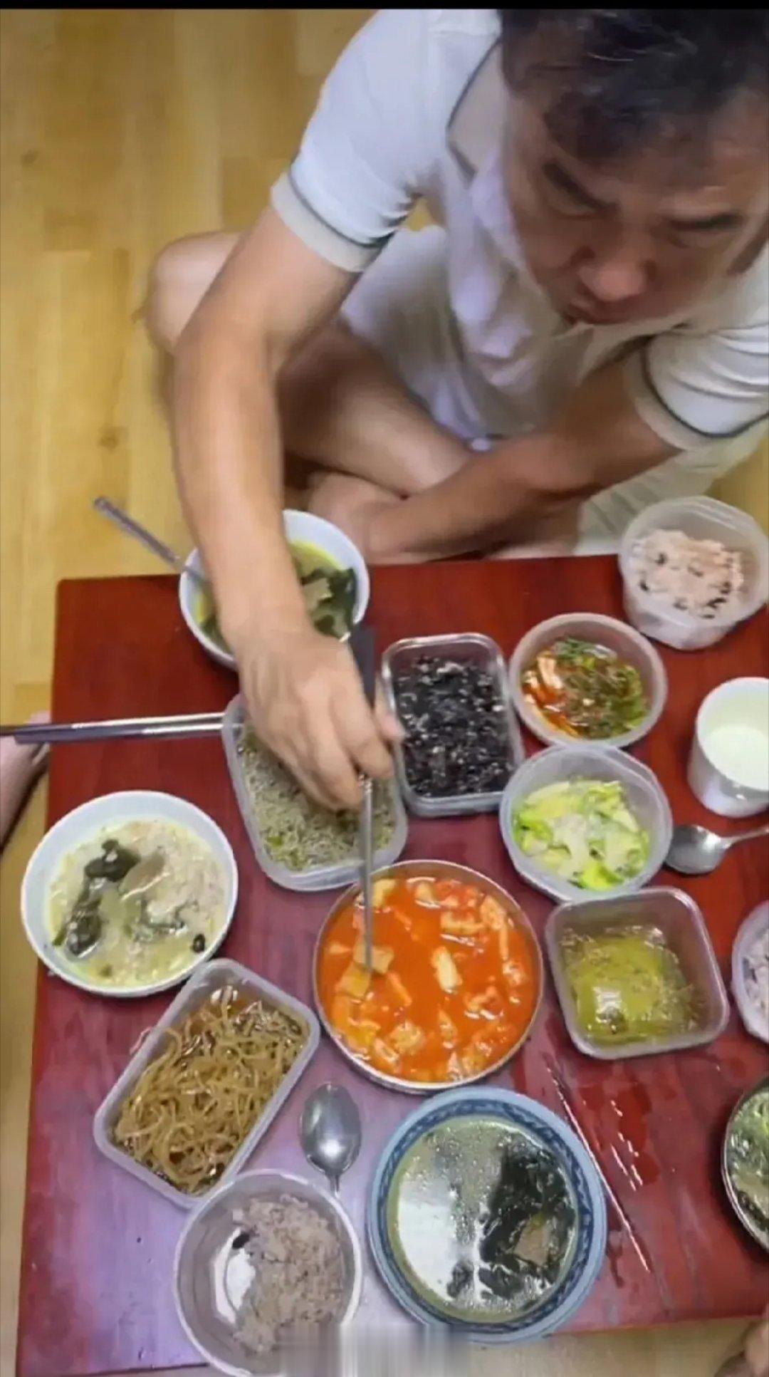 韩国人的日常饭菜，我简直连一个星期都坚持不下去，看起来七八个菜，顶不上一碗烧肉。