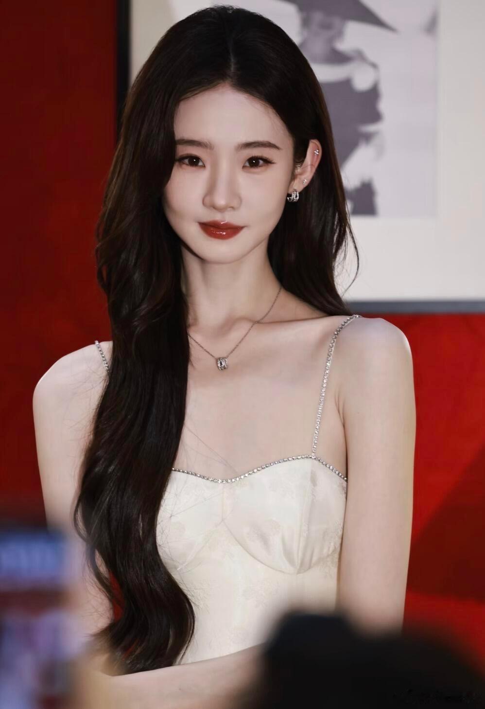 张艺凡认为家的压力大于温暖 家的定义在张艺凡这里不是理所当然的港湾。她把答案举起