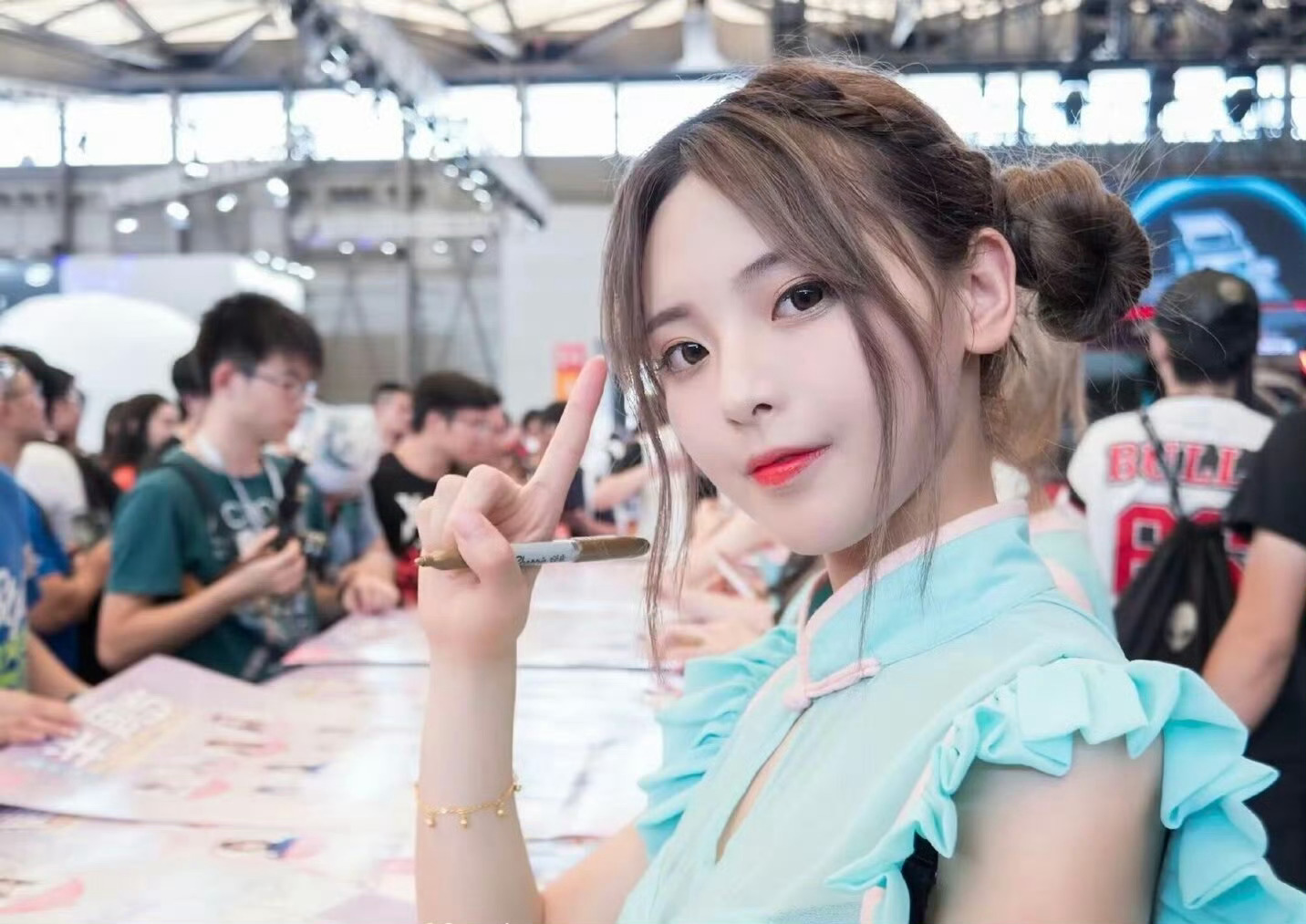 杨超越  “如果你愿意   你可以将姓名舍去   流言失去了载体   没有任何符