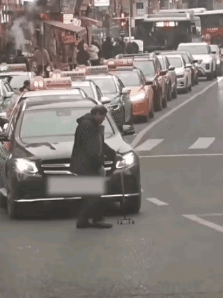 老爷子这种状态真不该出来乱逛，特别是不该到马路上，车辆川流不息的，太危险了！最难