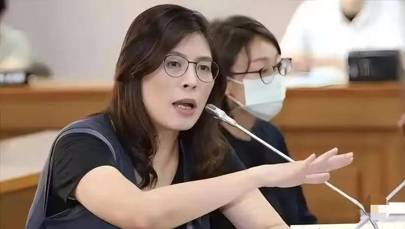 谁能想到，一度在岛内多项民意调查中支持度陷入低谷、处境十分被动的政坛人物郑丽文，