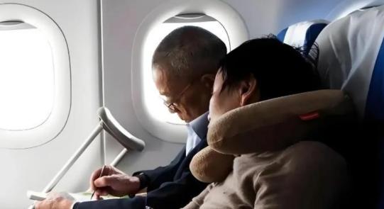北京，大爷退休后，把房子卖了70万，然后和老伴环球旅行，吃香的喝辣的玩的很开心，