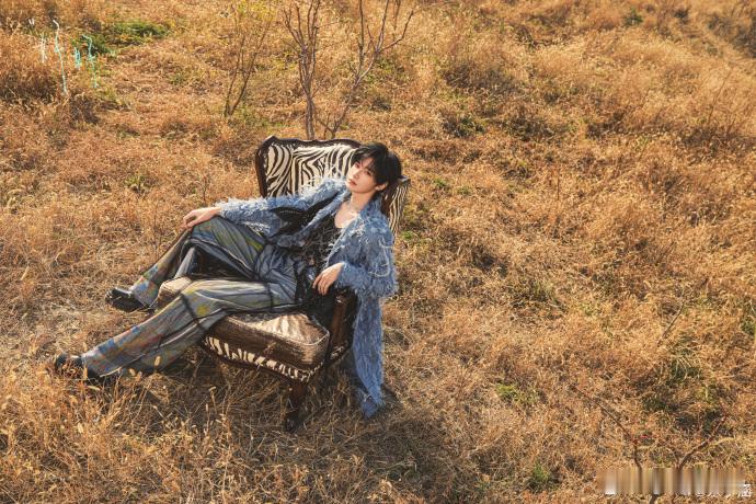 偶然刷到直播回放被圈粉！余宇涵说在准备新歌时的模样，认真又可爱，已经开始蹲后续消